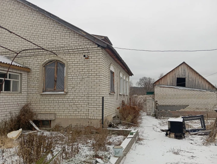 Жилой дом с подвалом площадью 297 кв. и земельным участком площадью 1 243 кв. м в р.п. им. В.И. Ленина Ульяновской области